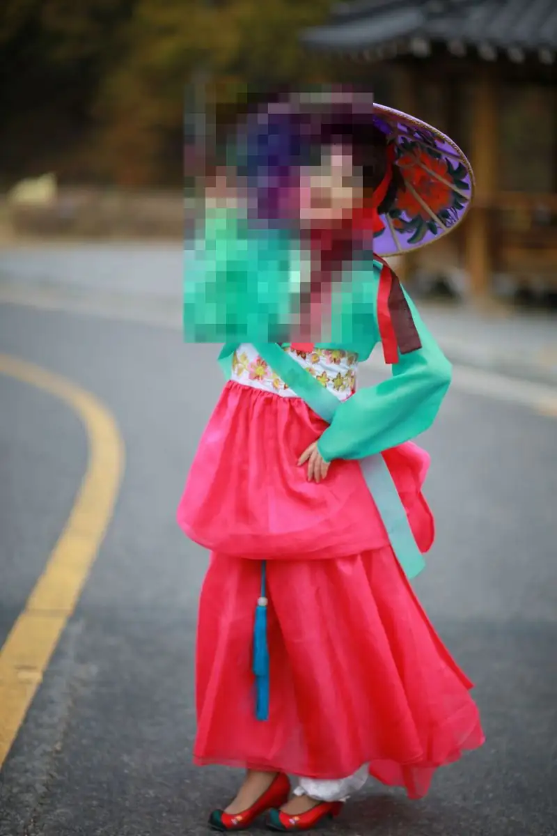 일산요정 코스를 끝내고 나선 밤길, 화사한 초록빛 한복과 전통 양산을 든 여성